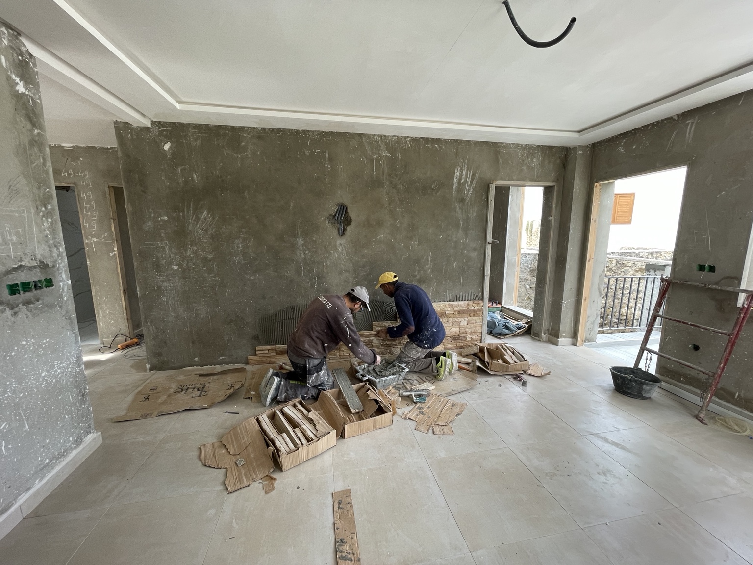 Salon — pose du parement mural